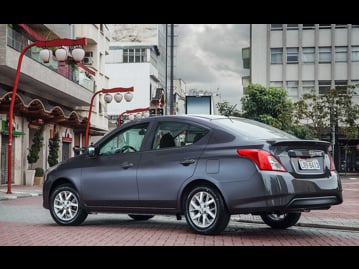 nissan versa-16-16v-sv-flex-2017 traseira