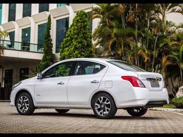 nissan versa-16-16v-unique-flex-2016 traseira