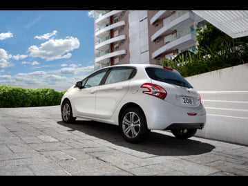 peugeot 208-griffe-16-16v-flex-2016 traseira