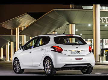 peugeot 208-griffe-16-16v-flexaut-2017 traseira