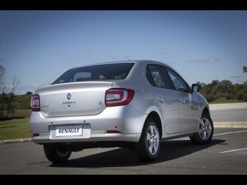 renault logan-dynamique-16-8v-easyr-flex-2016 traseira