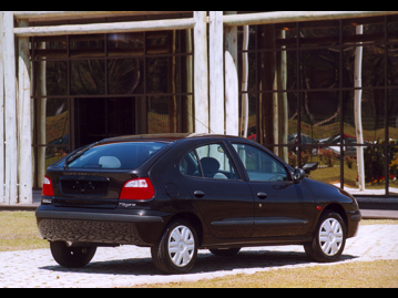 renault megane-hatch-expression-16-16v-2005 traseira