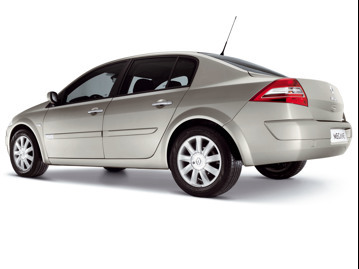 renault megane-sedan-dynamique-20-16v-aut-2011 traseira