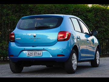 renault sandero-expression-10-16v-flex-2015 traseira