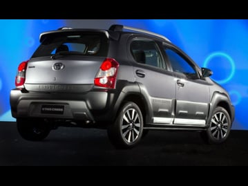toyota etios-cross-15-flex-2014 traseira