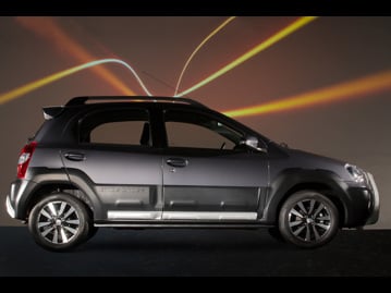 toyota etios-cross-15-flex-aut-2017 lateral