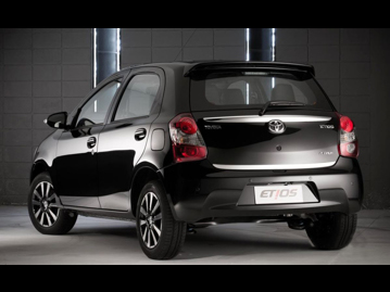 toyota etios-platinum-15-flex-2016 traseira
