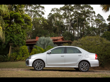 toyota etios-sedan-platinum-15-flex-aut-2017 lateral
