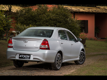 toyota etios-sedan-platinum-15-flex-aut-2017 traseira
