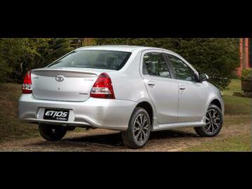 toyota etios-sedan-platinum-15-flex-aut-2018 traseira