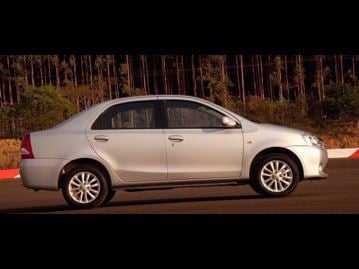 toyota etios-sedan-xls-15-flex-2015 lateral