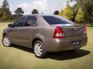 toyota etios-sedan-xs-15-flex-aut-2017 traseira