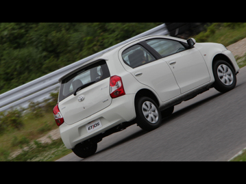 toyota etios-x-13-flex-aut-2017 traseira