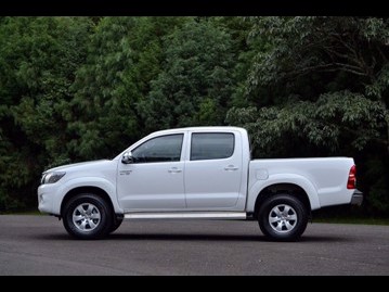 toyota hilux-27-4x4-cd-srv-flex-aut-2015 lateral