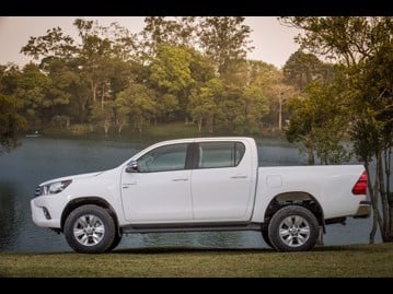 toyota hilux-27-srv-cd-4x4-flex-aut-2017 lateral