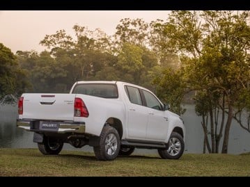 toyota hilux-27-srv-cd-4x4-flex-aut-2017 traseira