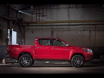 toyota hilux-28-tdi-sr-cd-4x4-aut-2017 lateral