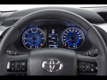 toyota hilux-28-tdi-srv-cd-4x4-aut-2017 instrumentos