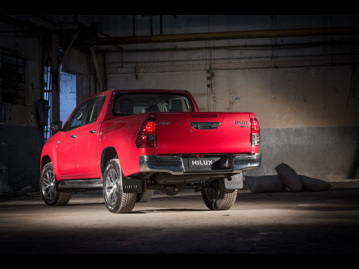 toyota hilux-28-tdi-srv-cd-4x4-aut-2017 traseira