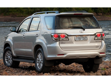 toyota hilux-sw4-30-tdi-4x4-srv-7l-2015 traseira