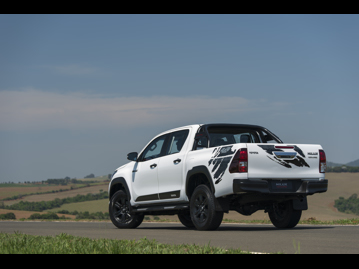 toyota hilux-tdi-28-sr-challenge-cd-4x4-aut-2018 traseira