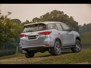 toyota sw4-27-sr-4x2-flex-2017 traseira