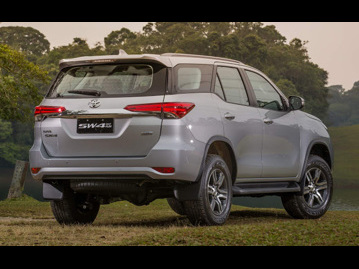 toyota sw4-27-sr-5l-4x2-aut-flex-2017 traseira