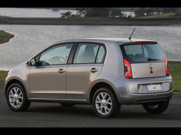 volkswagen up-10-12v-high-up-imotion-2015 traseira