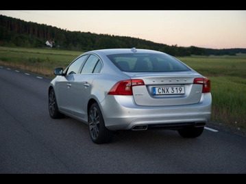 volvo s60-20-t4-drivee-kinetic-2018 traseira